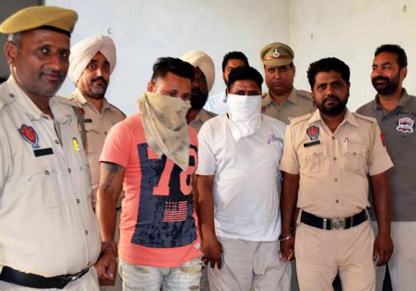 2 smugglers  including 29 liquor liquor  were arrested