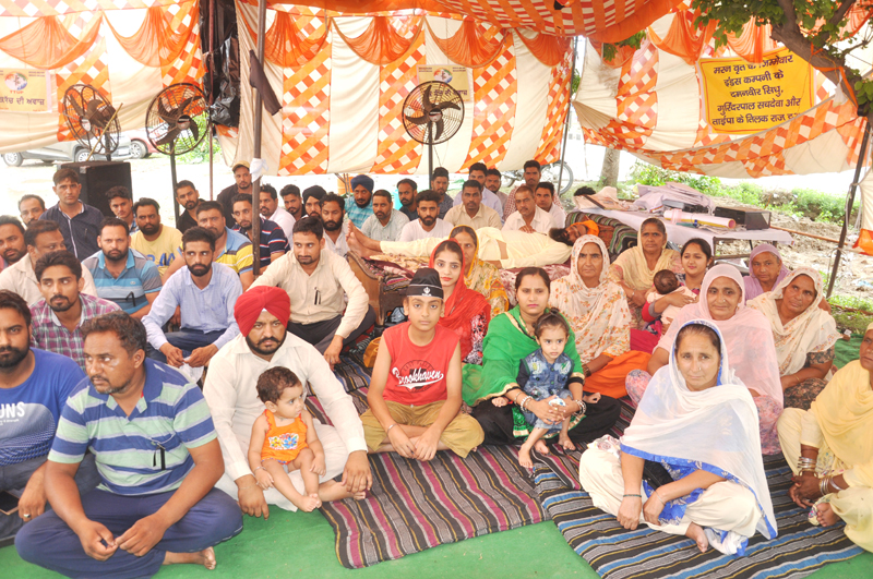 ਪਰਿਵਾਰਾਂ ਸਮੇਤ ਧਰਨੇ ''ਤੇ ਬੈਠੇ ਟਾਵਰ ਟੈਕਨੀਸ਼ੀਅਨ