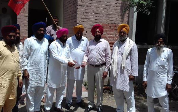 the democratic kisan sabha has given s  d  m  dharna before the office