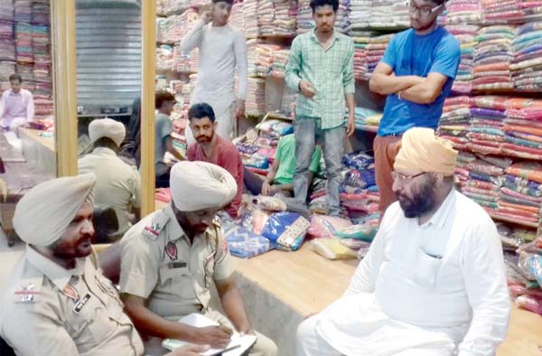 ਬੱਚਾਜੀਵੀ ਕਲਾਥ ਹਾਊਸ ''ਚ ਚੋਰੀ, 1 ਲੱਖ 45 ਹਜ਼ਾਰ ਉਡਾਏ