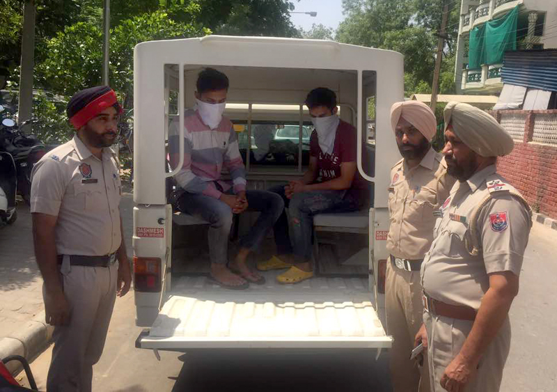 ਪੀ. ਸੀ. ਆਰ. ਮੁਲਾਜ਼ਮ ਦੀ ਕੁੱਟਮਾਰ ਦੇ ਦੋਸ਼ ''ਚ 2 ਨੂੰ ਭੇਜਿਆ ਜੇਲ