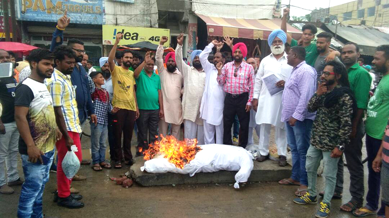 ਵਾਲਮੀਕਿ/ਮਜ਼੍ਹਬੀ ਸਿੱਖ ਮਹਾਸਭਾ ਨੇ ਫੂਕਿਆ ਸਰਕਾਰ ਦਾ ਪੁਤਲਾ