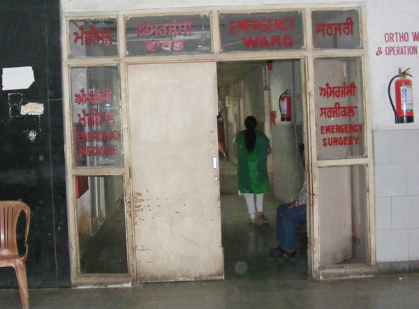 ਐਮਰਜੈਂਸੀ ''ਚ ਡਾਕਟਰ ਨਹੀਂ, ਦਰਜਾ-4 ਕਰਮਚਾਰੀ ਲਾਉਂਦੇ ਹਨ ਟਾਂਕੇ