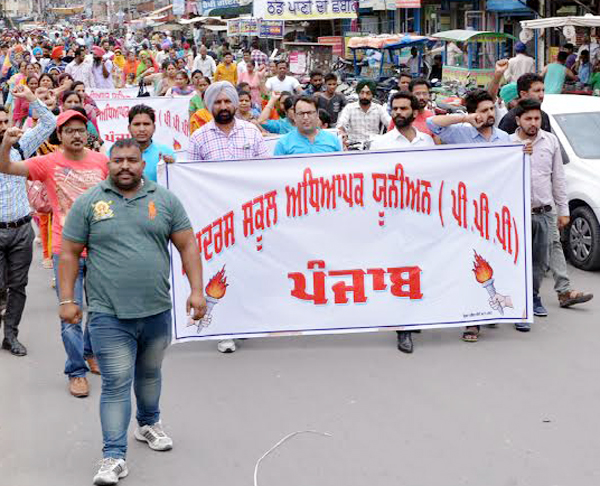 ਆਦਰਸ਼ ਸਕੂਲਾਂ ਦੇ ਅਧਿਆਪਕ ਉਤਰੇ ਸੜਕ ''ਤੇ