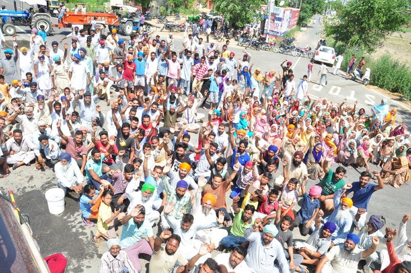 ਸ਼ਰਾਬ ਦਾ ਠੇਕਾ ਨਾ ਚੁੱਕਣ ਤੋਂ ਭੜਕੇ ਲੋਕਾਂ ਲਾਇਆ ਜਾਮ