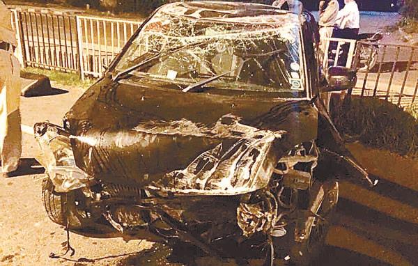 national highway number 1 collides with a rails  4 injured