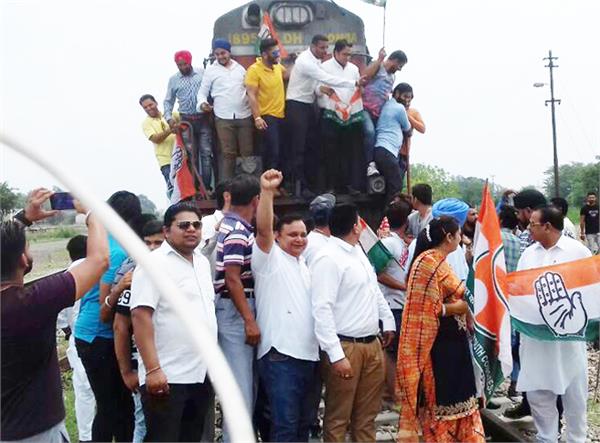 youth congress raised voice in favor of farmers by stopping railing