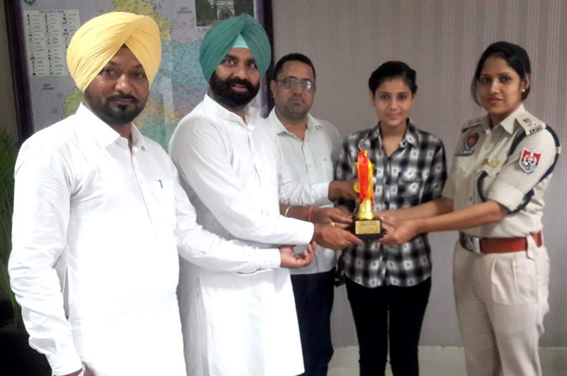 ਐੱਸ. ਐੱਸ. ਪੀ. ਤੇ ਹਲਕਾ ਵਿਧਾਇਕ ਵਲੋਂ ਹੋਣਹਾਰ ਵਿਦਿਆਰਥਣ ਸਨਮਾਨਿਤ