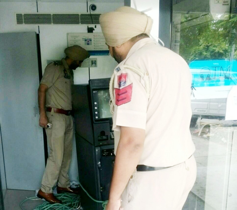 ਐੱਸ. ਐੱਸ. ਟੀ. ਨਗਰ ''ਚ ਏ. ਟੀ. ਐੱਮ. ਲੁੱਟਣ ਦੀ ਕੋਸ਼ਿਸ਼