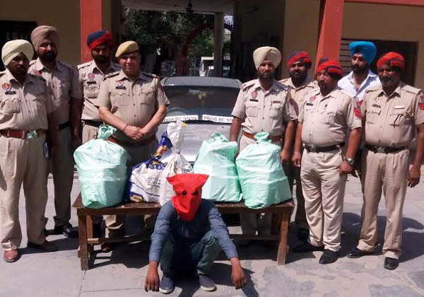 ਨਾਜਾਇਜ਼ ਸ਼ਰਾਬ ਲਿਜਾ ਰਿਹਾ ਦਿਹਾੜੀਦਾਰ ਸਮੱਗਲਰ ਅੜਿੱਕੇ