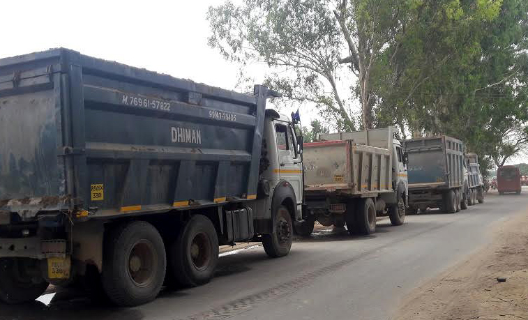 ਨਾਜਾਇਜ਼ ਮਾਈਨਿੰਗ ਵਿਰੁੱਧ ਕਾਰਵਾਈ ਪੁਲਸ ਵਲੋਂ ਅੱਧੀ ਦਰਜਨ ਟਿੱਪਰ ਕਾਬੂ