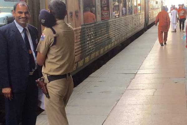 ਟਰੇਨ ਨਾਲ ਟਕਰਾਉਣ ਕਾਰਨ ਨੌਜਵਾਨ ਜ਼ਖਮੀ; ਸਟੇਸ਼ਨ ''ਤੇ ਖੜ੍ਹੀ ਰਹੀ ਸ਼ਤਾਬਦੀ