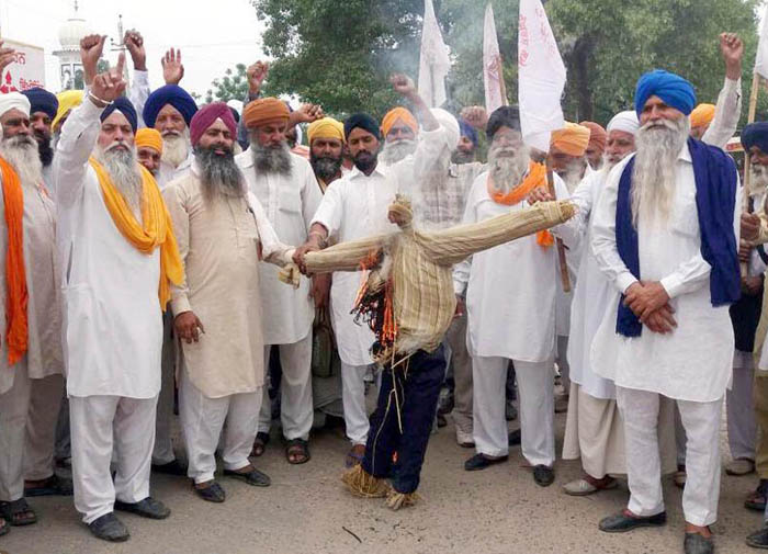 ਕਿਸਾਨ ਸੰਘਰਸ਼ ਕਮੇਟੀ ਨੇ ਕੇਂਦਰ ਤੇ ਸੂਬਾ ਸਰਕਾਰ ਦਾ ਪੁਤਲਾ ਫੂਕਿਆ