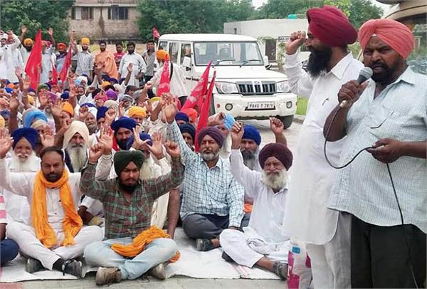 s d  m  dharna before the office