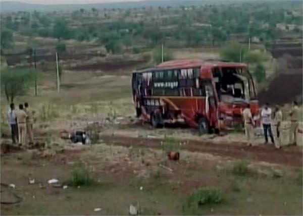 9 passnegers died and 12 injured as speedy buses collapse in maharashtra