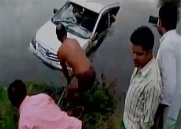 the car carrying the pilgrims in uttar pradesh fell into a canal killing 10