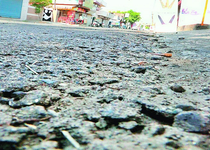 ਸਰਕਾਰ ਬਦਲੀ ਨਹੀਂ ਬਦਲੀਆਂ ਠੇਕੇਦਾਰ ਦੀਆਂ ਆਪਹੁਦਰੀਆਂ, ਮਿੱਟੀ ''ਤੇ ਹੀ ਵਿਛਾਅ ਦਿੱਤੀ ਪ੍ਰੀਮਿਕਸ