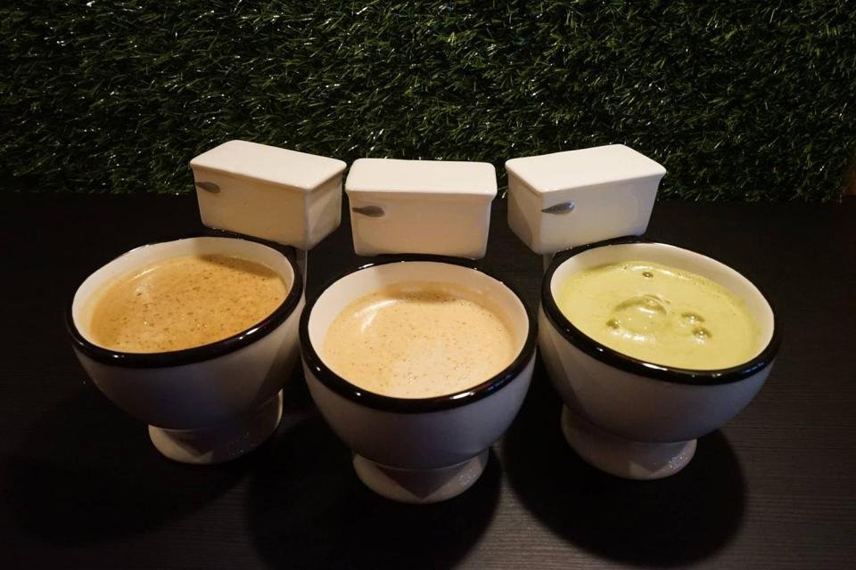 ਕੈਨੇਡਾ ਦਾ ਅਨੋਖਾ ਹੋਟਲ, ਜਿੱਥੇ ਟਾਇਲਟ ਸੀਟਾਂ ''ਚ ਪਰੋਸਿਆ ਜਾਂਦੈ ਖਾਣਾ (ਦੇਖੋ ਤਸਵੀਰਾਂ)