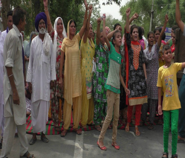 ਬਠਿੰਡਾ 'ਚ ਨਸ਼ਾ ਤਸਕਰੀ ਦੇ ਦੋਸ਼ 'ਚ ਕਤਲ ਕਰ ਦਿੱਤੇ ਗਏ ਨੌਜਵਾਨ ਦੇ ਭੋਗ ਤੋਂ ਬਾਅਦ ਪਰਿਵਾਰਕ ਮੈਂਬਰ ਸੜਕਾਂ 'ਤੇ ਉਤਰੇ (p