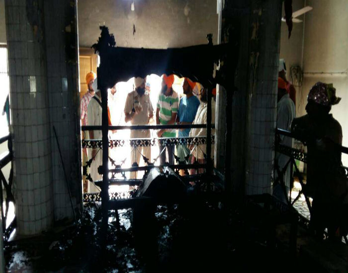 ਗੁਰਦੁਆਰਾ ਸਾਹਿਬ ''ਚ ਸ੍ਰੀ ਗੁਰੂ ਗ੍ਰੰਥ ਸਾਹਿਬ ਜੀ ਦੇ ਸਰੂਪ ਭੇਦਭਰੀ ਹਾਲਤ ''ਚ ਅਗਨ ਭੇਟ