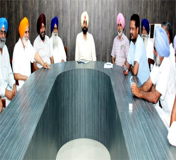 the cause of road accidents due to the formation of stray cattle