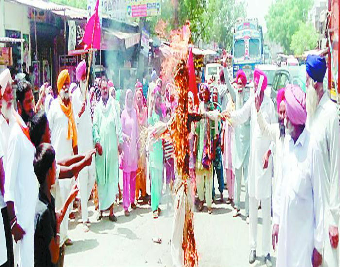 ਕੁੱਲ ਹਿੰਦ ਕਿਸਾਨ ਸਭਾ ਨੇ ਪੁਤਲਾ ਫੂਕ ਕੇ ਕੀਤੀ ਕੇਂਦਰ ਸਰਕਾਰ ਖਿਲਾਫ ਨਾਅਰੇਬਾਜ਼ੀ