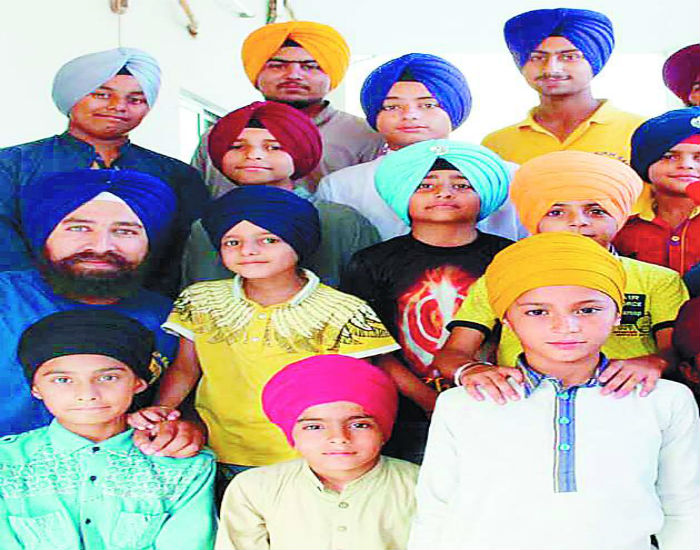 ਪਾਕਿਸਤਾਨ ''ਚ ਸਿੱਖ ਨੌਜਵਾਨਾਂ ਨੂੰ ਦਸਤਾਰ ਸਜਾਉਣ ਦੀ ਦਿੱਤੀ ਜਾ ਰਹੀ ਟ੍ਰੇਨਿੰਗ