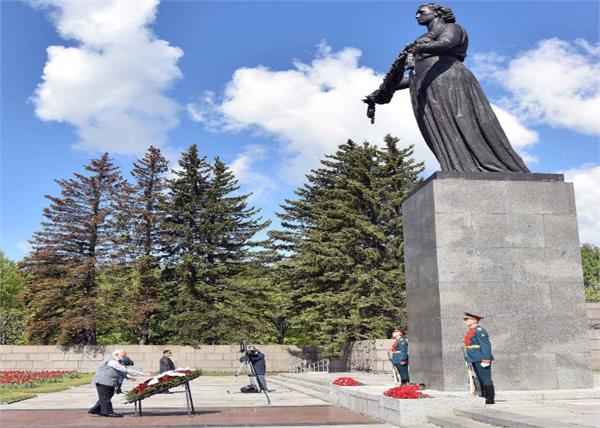 pm narendra modi in russia  visits piskarovskoye cemetery