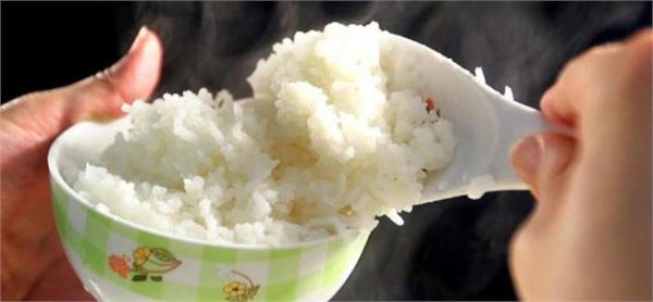 throwing a bowl of rice on the ground and tossing it like a ball