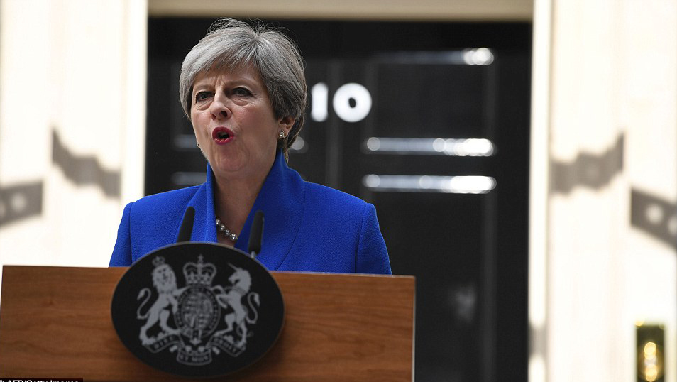 ਬ੍ਰਿਟੇਨ: ਸਰਕਾਰ ਬਣਾਉਣ ਦੀ ਆਗਿਆ ਲੈਣ ਲਈ ਮਹਾਰਾਣੀ ਐਲਿਜ਼ਾਬੇਥ ਨੂੰ ਮਿਲਣ ਪਹੁੰਚੀ ਥੈਰੇਸਾ (ਤਸਵੀਰਾਂ)