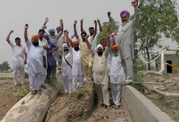 ਰਜਬਾਹਾ ਨਾ ਬਣਾਉਣ ''ਤੇ ਕਿਸਾਨਾਂ ''ਚ ਰੋਸ, ਕੀਤੀ ਨਾਅਰੇਬਾਜ਼ੀ