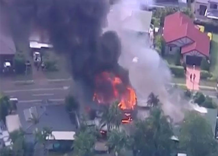 ਬ੍ਰਿਸਬੇਨ ''ਚ ਦੋ ਘਰਾਂ ''ਚ ਲੱਗੀ ਭਿਆਨਕ ਅੱਗ, ਦੇਖੋ ਕਿਵੇਂ ਸੜ ਗਈਆਂ ਘਰ ਦੀਆਂ ਛੱਤਾਂ