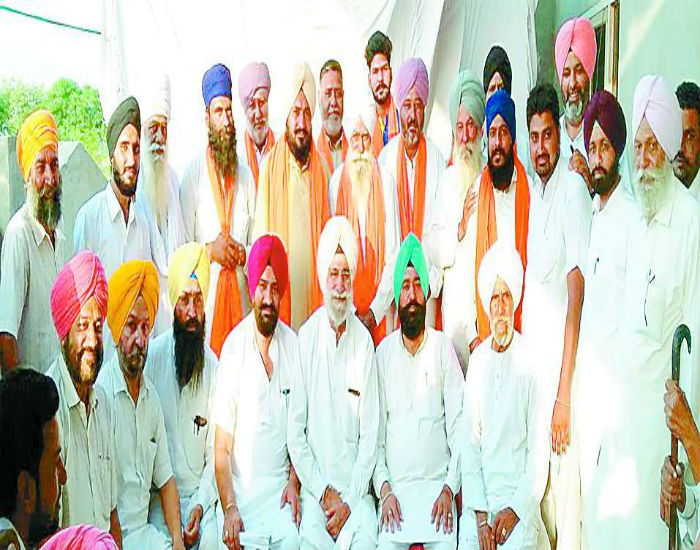 ਅਕਾਲੀ ਸਰਪੰਚ ਤੇ ''ਆਪ'' ਵਰਕਰ ਕਾਂਗਰਸ ''ਚ ਸ਼ਾਮਲ