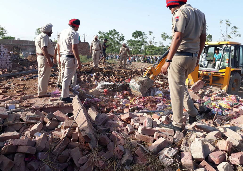 ਸੰਗਰੂਰ : ਪਟਾਕੇ ਬਣਾਉਣ ਵਾਲੀ ਫੈਕਟਰੀ ਵਿਚ ਜ਼ਬਰਦਸਤ ਧਮਾਕਾ, ਮਲਬੇ ਹੇਠਾਂ ਦੱਬੇ ਲੋਕ (ਤਸਵੀਰਾਂ)