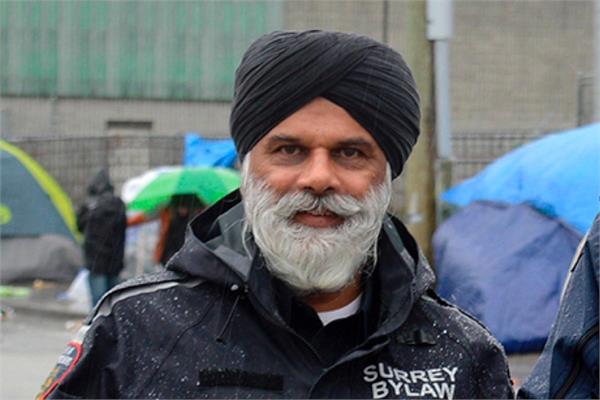 surrey bylaw officer honoured with 2017 career achievement award