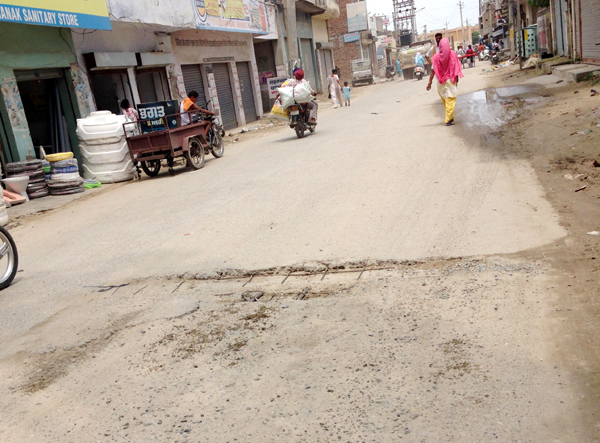 ਨਗਰ ਕੌਂਸਲ ਦੀ ਖੁੱਲ੍ਹੀ ਪੋਲ ਕੰਕਰੀਟ ਸੜਕ ''ਤੇ ਨਿਕਲੇ ਸਰੀਏ