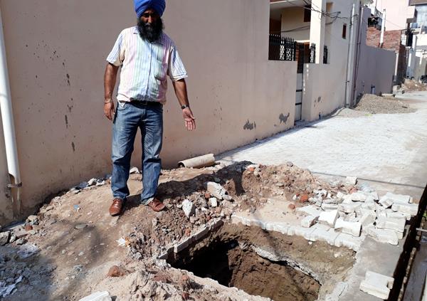 due to rubbish in the street  the residents of mohalla get hurt