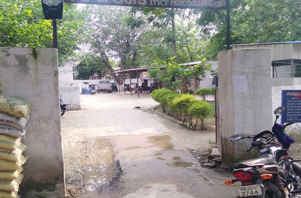 ਪਾਈਪ ਲੀਕੇਜ ਕਾਰਨ ਥਾਣੇ ਅੱਗੇ ਖੜ੍ਹਾ ਰਹਿੰਦੈ ਪਾਣੀ