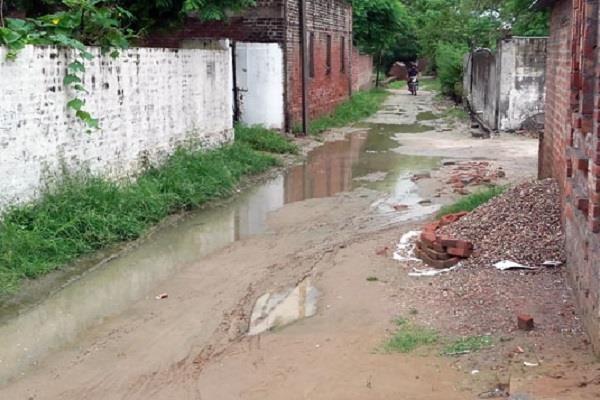 poor water standing on the main road