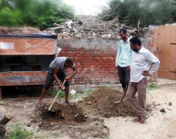 ਰਾਮਦੇਵ ਨਗਰ ''ਚ ਪ੍ਰਸ਼ਾਸਨ ਨੇ ਸ਼ੁਰੂ ਕਰਵਾਈ ਪਾਣੀ ਦੀਆਂ ਪਾਈਪਾਂ ਦੀ ਖੋਦਾਈ