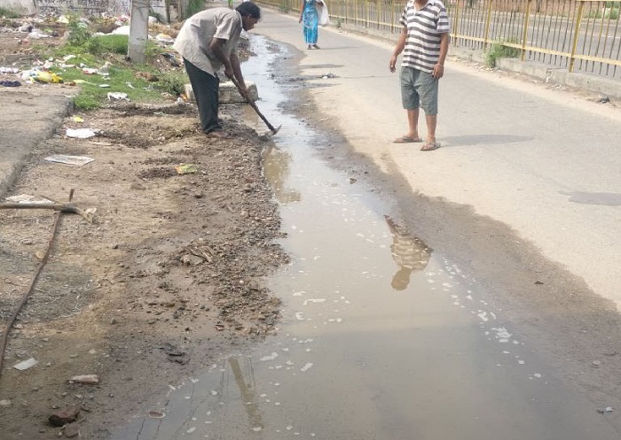 ਨਾਲੇ ਦਾ ਪਾਣੀ ਓਵਰਫਲੋਅ ਹੋਣ ਨਾਲ ਦੁਕਾਨਦਾਰ ਮੁਸ਼ਕਲ ''ਚ