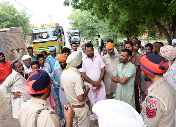 ਪਿੰਡ ਵਾਸੀਆਂ ਤੇ ਕਲੱਬ ਵਾਲੰਟੀਅਰਾਂ ਨੇ ਸੜਕ ਜਾਮ ਕਰ ਕੇ ਕੀਤਾ ਮਿੰਨੀ ਬੱਸਾਂ ਦਾ ਘਿਰਾਓ