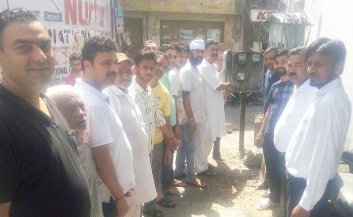 ਮੇਨ ਬਾਜ਼ਾਰ ਦੀ ਗਲੀ ''ਚ ਲੱਗੇ ਬਿਜਲੀ ਬਕਸੇ ''ਚੋਂ ਮੀਟਰ ਗਾਇਬ, ਲੋਕਾਂ ''ਚ ਰੋਸ