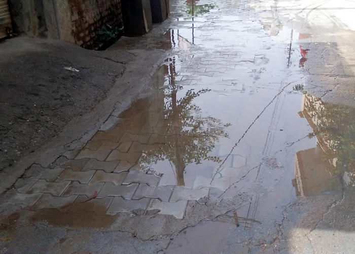 ਵਾਟਰ ਸਪਲਾਈ ਦੀ ਪਾਈਪ ਲੀਕੇਜ ਹੋਣ ਕਾਰਨ ਮੁਹੱਲਾ ਵਾਸੀ ਗੰਦਾ ਪਾਣੀ ਪੀਣ ਲਈ ਮਜਬੂਰ