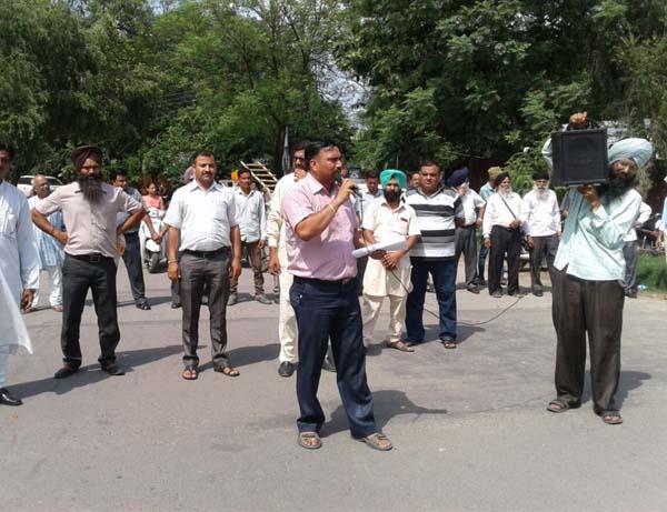 demand of pearl investors in front of panchayat bhawan