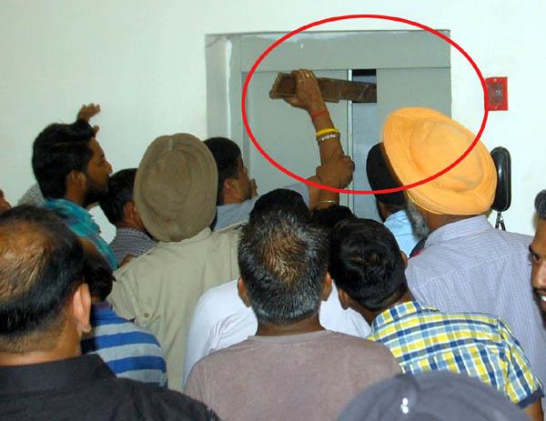 five lane prisoner in lift