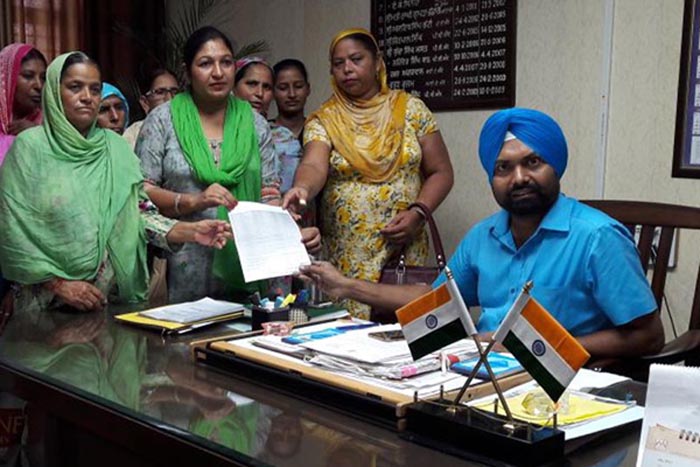 ਆਂਗਣਵਾੜੀ ਮੁਲਾਜ਼ਮਾਂ ਮੁੱਖ ਮੰਤਰੀ ਦੇ ਨਾਂ ਏ. ਡੀ. ਸੀ. ਨੂੰ ਦਿੱਤਾ ਮੰਗ ਪੱਤਰ