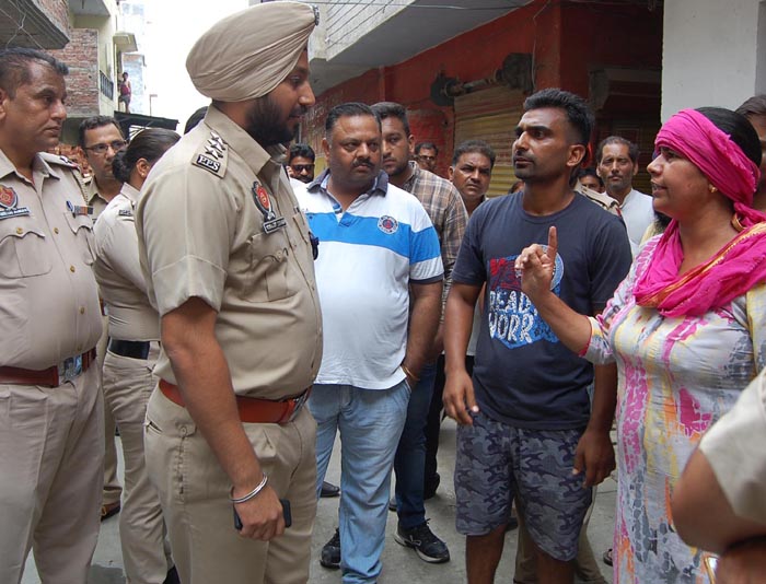 ਦੁਕਾਨ ਦੀ ਛੱਤ ਪਾਉਣ ਨੂੰ ਲੈ ਕੇ ਚੱਲੇ ਇੱਟਾਂ-ਰੋੜੇ