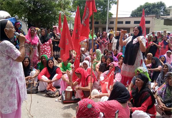 aanganwari employees protested against district administrative complex