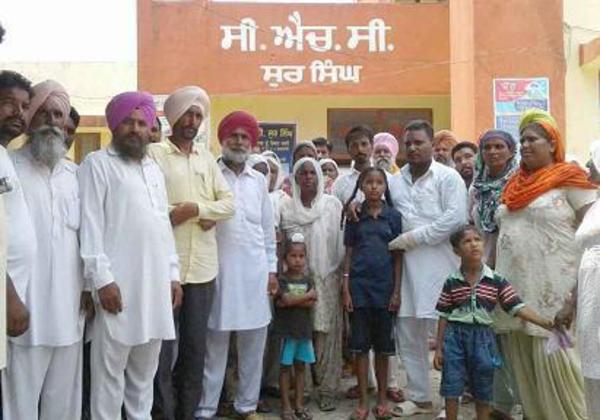 family members confront dharna in front of hospital
